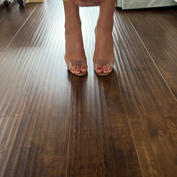 Size 38 Manolo Blahnik d’orsay pump. Nude leather w/ lucite cross straps at toe - Picture 4 of 7